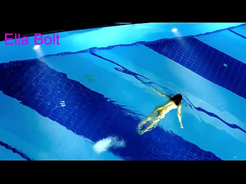 ❤️ Nu mă pot opri din privit, tânără blondă surprinsă înotând goală în piscina stațiunii ELLA BOLT ❤  at ro.makesexnotwar.ru ☑