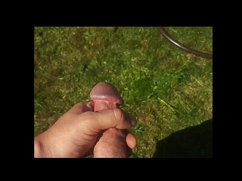 ❤️ O bunăciune fierbinte își face sex cu păsărica roz și ejaculează cu un squirt într-o grădină de vară ❤ at ro.makesexnotwar.ru ☑