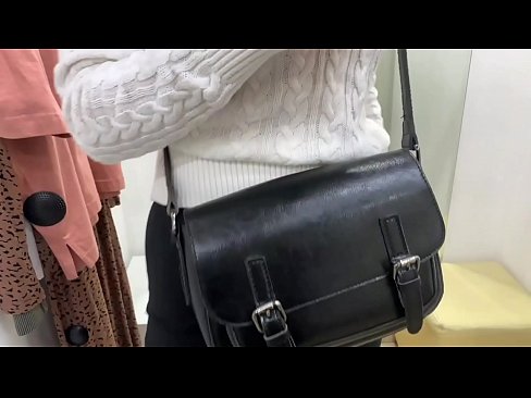 ❤️ Masturbarea în public a tinerei târfe FeralBerry cu un dildo în cabina de probă ❤ at ro.makesexnotwar.ru ☑